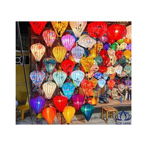 Lanternes en soie de Hoi An faites à la main, très demandées |   Lanterne pliable en bambou écologique et durable pour la décoration de la maison - Product Image 1
