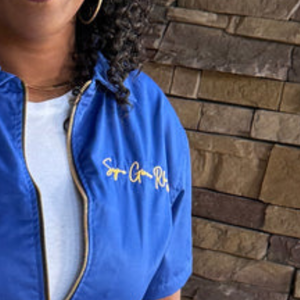 เสื้อแจ็คเก็ตสีน้ำเงินทอง SGRHO แบบกำหนดเอง สำหรับสตรีชมรม Sigma Gamma Rho ปักลายแบบลำลอง เสื้อคลุมตัวนอก สั่งทำโลโก้ได้ ขายส่งเสื้อผ้า - Product Image 4