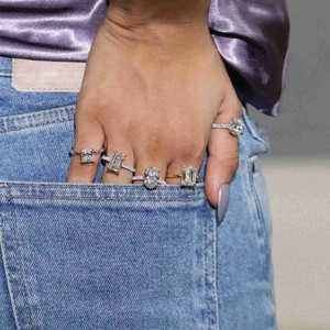 Anillo de Moissanita con Corte Esmeralda al por Mayor, Oro Sólido, Engaste Doble Halo Oculto, Colección de Joyería Nupcial Minimalista para Minoristas - Product Image 5