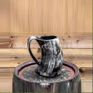 Coupe en corne marbrée polie antique avec une finition texturée riche sur un support en bois, disponible à prix de gros. - Product Image 1