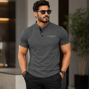 Chemise pour homme à manches courtes en polyester/coton gris, boutonnée, respirante, avec logo brodé, style décontracté chic - Product Image 1