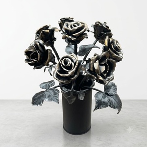 Sculpture de rose en fer forgé, résistante à la rouille, fabriquée à la main – Une pièce décorative élégante pour la maison ou le jardin. - Product Image 1