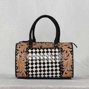 Bolsa de Viaje de Cuero Floral de Lujo Hecha a Mano con Diseño de Tablero de Ajedrez, Cierre de Cremallera y Diseño Duradero - Product Image 1