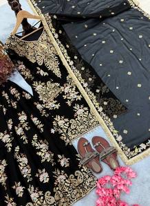 Traje Tradicional Indio-Pakistaní Negro Bordado para Mujer con Diseño Floral Dorado, Largo hasta el Suelo, Corte Regular, para Bodas - Product Image 5