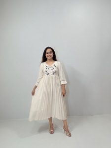 Robe longue plissée blanche bohème mignonne, col en V, brodée, manches trois-quarts, décontractée, pour la détente, respirante, 100% coton - Product Image 2