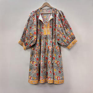 Robe mini en coton écologique à imprimé floral fait main, col en V, manches 3/4, dentelle, ourlet à volants, style Kyra, chinoiserie - Product Image 1