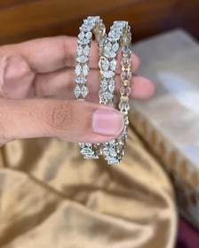 Brazalete Clásico con Diamantes Cultivados en Laboratorio de 12 Quilates, Corte Marquesa, de Apricot Jewels |   Joyería nupcial de oro de lujo |   Certificado por IGI - Product Image 2