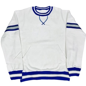 Sweat-shirt blanc en molleton doux, col rond, style personnalisé, avec poignets rayés bleus. - Product Image 1