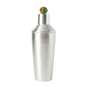 Shaker à cocktails en argent martelé avec une figurine d'olive amusante au sommet, design unique qui apporte un style amusant à chaque boisson que vous préparez - Product Image 2