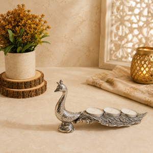 Portavelas Decorativo de Metal Plateado Antiguo Hecho a Mano en India con Diseño de Pavo Real, para Tres Velas, Ligero, para Decoración del Hogar - Product Image 2