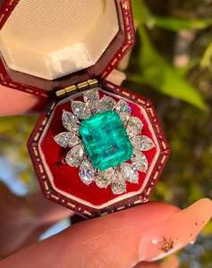 Anillo de Compromiso y Boda de Plata de Ley Chapado en Oro Amarillo con Esmeralda Verde Corte Esmeralda, Esmeralda de Laboratorio de Lujo y Circonita Cúbica - Product Image 1