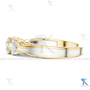 Anillo de Compromiso de Diamante CVD Cultivado en Laboratorio Personalizado con 3 Piedras, Corte Redondo y Trillón, Oro Sólido - Product Image 3