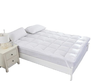 Protector de Colchón Acolchado Blanco de Poliéster Lavable para Uso Doméstico en Todas las Estaciones con Diseño Sólido - Product Image 1