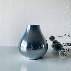Vase à fleurs en métal contemporain, forme géométrique, parfait pour la décoration d'appartements modernes, thèmes élégants pour une vie urbaine - Product Image 1