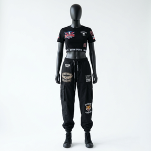 ชุดเซ็ตเสื้อครอปสีดำและกางเกงคาร์โก้สำหรับผู้หญิง ผ้าฝ้ายฟลีซเนื้อนุ่ม 300 GSM รับสกรีนโลโก้ ชุดลำลองสำหรับผู้หญิง - Product Image 3