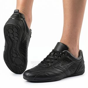 Zapatillas de Karate Transpirables al por Mayor con Cordones Descentrados, Base Ergonómica de Perfil Bajo, de Cuero Negro - Product Image 2
