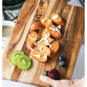 Planche à découper en bois artisanale unique, avec des motifs artistiques de grain de bois, pour un accessoire de cuisine inégalé. - Product Image 2