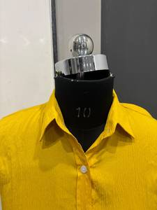 Camisa de Mujer Premium Personalizada, Color Amarillo Sólido, Cuello Camisero, Manga Corta, Cómoda, con Botones, para Oficina o Uso Casual - Product Image 3