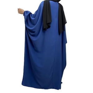 Abaya vert forêt avec manches chauve-souris larges et niqab assorti pour une tenue islamique modeste et couvrante pour les femmes religieuses - Product Image 2