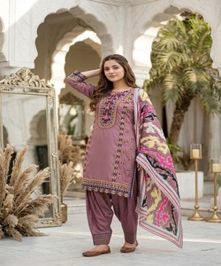 Salwar Kameez en soie pour femmes avec broderie, couleur violette, tenue décontractée traditionnelle, style Inde Pakistan 85478 KARMA- MT- 1077 - Product Image 1