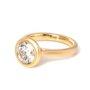 แหวนแต่งงานเพชรทรงกลม 2 กะรัต ฝังแบบ Bezel ทองคำขาว 14k ผิวด้าน พร้อมแหวนคู่แบบเกลียวเชือก - Product Image 4
