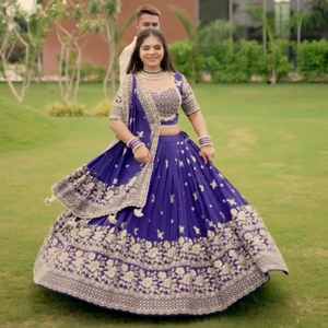 ชุดเลเฮนกาโชลีพร้อมผ้าคลุมไหล่  งานปักดิ้นด้วยด้ายชิโนนและเลื่อม - Product Image 1