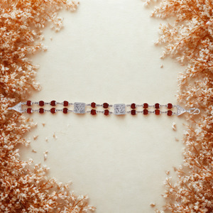 กำไลข้อมือสองแถวศักดิ์สิทธิ์สไตล์คลาสสิกพร้อมตัวหนีบรูปสามเหลี่ยมสีเงินหรูหรา - Product Image 2