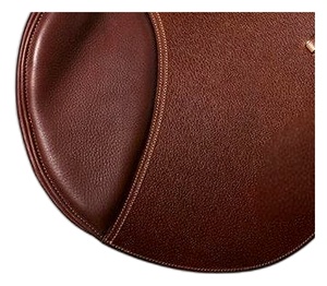 Selle d'équitation anglaise personnalisée en cuir véritable marron avec arceau en bois pour le dressage et le saut d'obstacles, idéale pour la pratique du close contact. - Product Image 6
