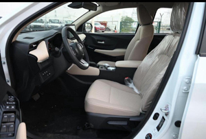 Toyota Yaris YX 2024 à faible consommation de carburant, boîte manuelle/automatique, intérieur cuir foncé, pneus R17, électrique/essence 4L - Product Image 2