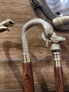 Bâtons de marche rustiques modernes en bois naturel écologique avec poignée en laiton poli, idéaux pour les cadeaux - Product Image 2