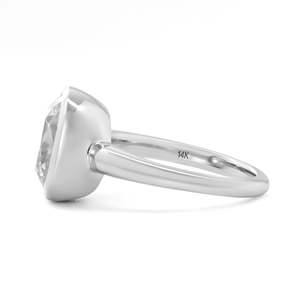 Bague de fiançailles de luxe en or blanc 14 carats avec diamant de laboratoire certifié IGI 4,5 carats taille coussin, sertissage clos, bijoux de mariée - Product Image 4