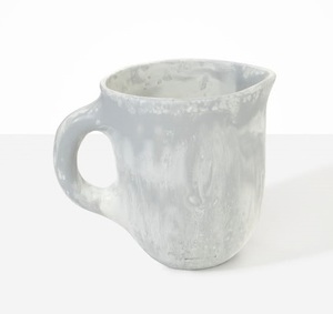 Carafe à eau décorative en résine au design contemporain, pichet de service haut de gamme pour table à manger et décoration intérieure - Product Image 3