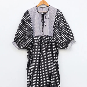 Belle robe en coton à motifs floraux, imprimée à la main, pour un usage décontracté. - Product Image 2