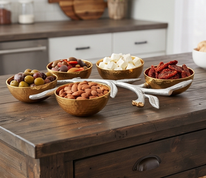 Bol décoratif élégant en or martelé avec motif de feuilles argentées, parfait pour les fruits, les collations, les noix, idéal pour les tables d'hôtels et de restaurants - Product Image 3