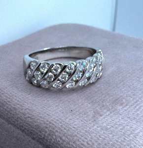 Bague de fiançailles tendance pour femme en argent sterling 925, sertie de moissanite taille brillant à canaux diagonaux, multi-rangs ondulés - Product Image 5