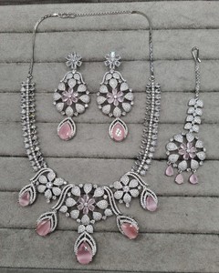 Exquisito conjunto de joyería con detalles en verde menta y diamantes americanos, con colgante de circonita brillante en forma de abanico y aretes para mujer. - Product Image 3