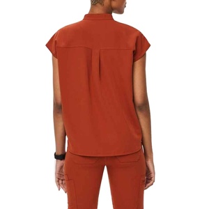 Uniforme Clínico de Alta Calidad con Diseño Ergonómico, Abertura Lateral para Mayor Movilidad, Traje de Asistente para Mujer - Product Image 3