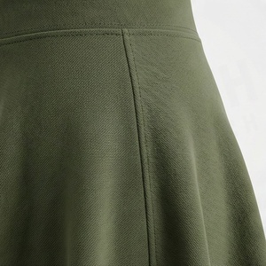 Jupe courte à taille haute pour femmes, coupe évasée, couleur unie, plissée, confortable, tissu en spandex et polyester, à porter en toutes saisons - Product Image 5