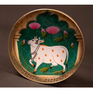 Plateau décoratif rond en métal profond, artisanal, avec motif de vache orientale peint à la main, couleur rose, pour la décoration de mariage et de la maison - Product Image 2