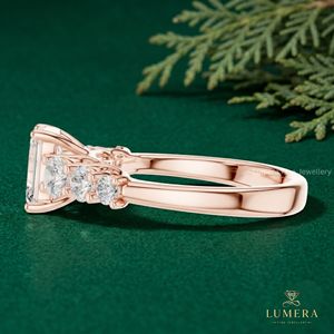 Anillo de Compromiso de Tres Piedras de Diamantes para Mujer, Elegante Joyería Nupcial de Boda, Oro Rosa, Corte Esmeralda, Banda con Acentos Graduados - Product Image 5
