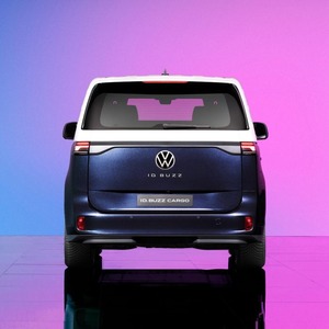 Excellent choix : Volkswagen ID Buzz, véhicule électrique MPV, sièges confortables, maniabilité fluide, intérieur spacieux et idéal pour les voyages en famille. - Product Image 6