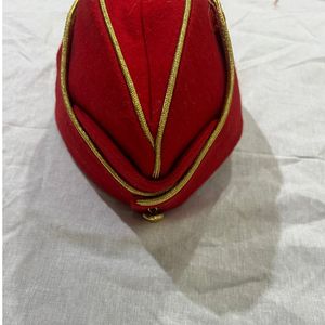 Casquette de garnison rouge des Hussards royaux, modèle Side Hat King, avec une bordure dorée distinctive sur le rebord supérieur. - Product Image 2