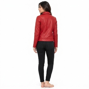 Chaqueta de cuero clásica para mujer, hecha con material resistente y construcción cómoda, que ofrece costuras impecables, duradera y suave al tacto. - Product Image 6