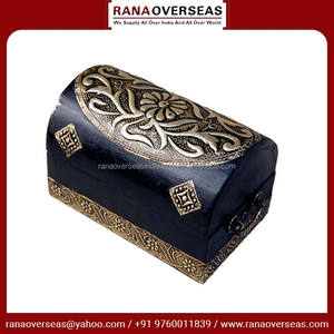 Boîte à bijoux en bois artisanale chic avec détails en relief disponible en plusieurs styles et tailles à prix raisonnable - Product Image 5