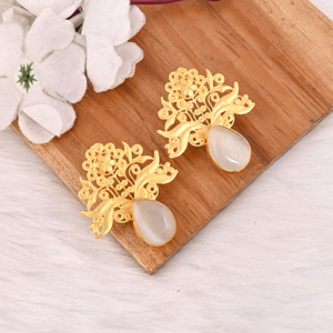 Boucles d'oreilles en laiton plaqué or faites à la main avec pierre œil-de-chat blanche, bijoux fantaisie pour femmes - Product Image 3