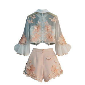 Blusa Corta con Botones de Perla y Pantalones Cortos de Cintura Alta con Volantes - Product Image 2