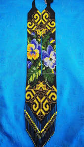 สร้อยคอลูกปัดแก้วที่ทันสมัยที่มีพื้นผิวมันวาวและการจัดวางลูกปัดที่เรียบเนียนสมบูรณ์แบบสำหรับการเสริมตู้เสื้อผ้าของคุณ - Product Image 3