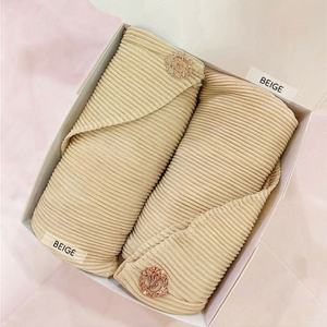 Caja de Regalo Personalizada para Hijab de Mujer, Conjunto de Hijabs de Chifón Plisado, Combinación de Jersey, Chifón y Algodón, Caja de Regalo con Hijab de Seda Medina Premium - Product Image 4