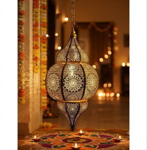 Lanterne suspendue en fer marocain vintage dorée |   Lustre suspendu artisanal écologique pour la décoration de la maison |   Antique - Product Image 2