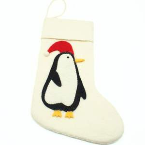 Chaussette de Noël en feutre de laine écologique, faite à la main, motif pingouin mignon, avec design personnalisé - Cadeau de Noël - Product Image 2